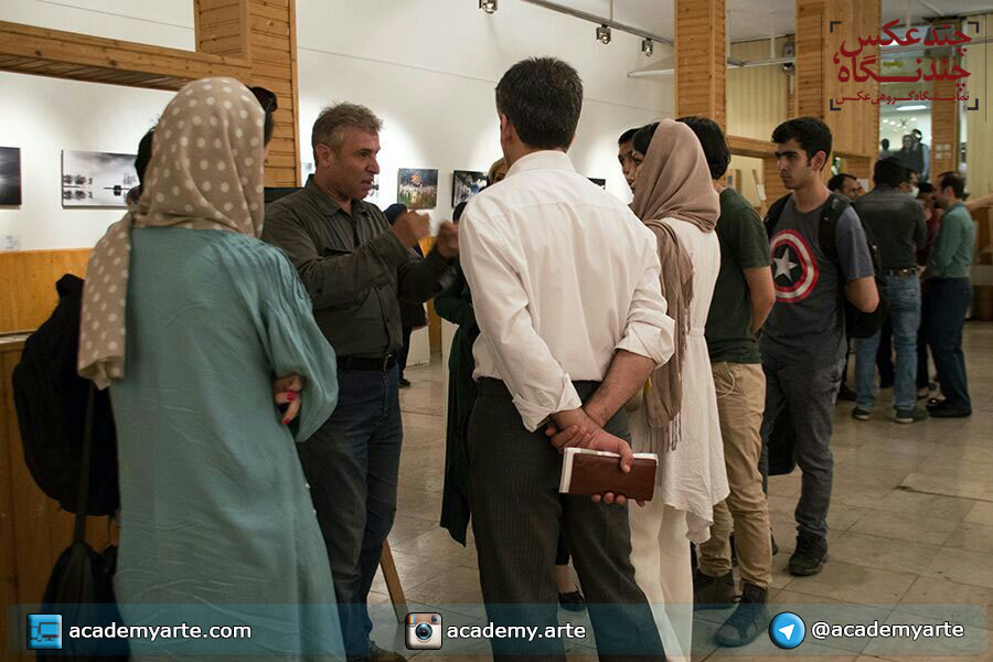 گفتگو پیرامون عکسهای نمایشگاه توسط آقای خمسه و محمد قدیمی در حاشیه گشایش نمایشگاه